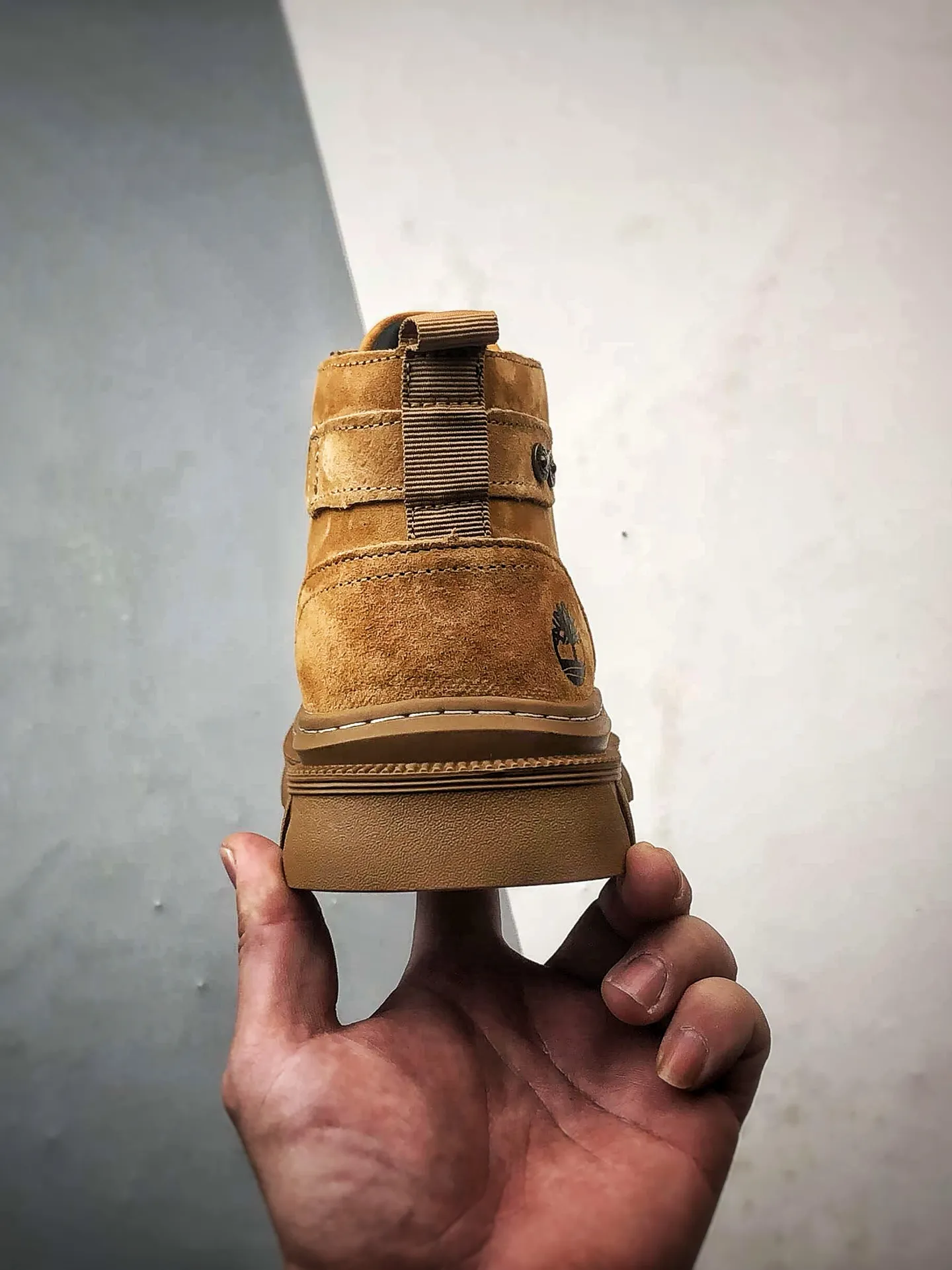 💰440 Timberland 25 autumn and winter must-have outdoor casual mid-cut rhubarb boots #Guangdong Dachang quality, original box and original packaging, fashionable and trendy matching. The fabric is made of Italian 🇮🇹 top-grade frosted fine-grained cowhide. Lightweight outsole. It is equipped with anti-odor and anti-corrosion genuine leather latex insoles. The outsole and hardware are all made from OEM raw materials. It is the same as the original Goodyear and will never be glued. Good products do not kill pigs. The quality of the first order is strictly controlled. Exclusively launched on the entire network. There is no doubt about the quality. The whole set is packaged in the same official website to give you the perfect wearing experience. The quality is exquisite and durable. A must-have for sportsmen. Specially designed to prevent handsomeness. High-quality and first-class foot feel. Special for cold protection and outdoor use this winter. Casual matching for daily use. Item No.: TB99248 Size: 39 40 41 42 43 44 (standard size)